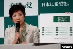 2017年10月6日，日本希望之党党魁东京都知事小池百合子参加记者吹风会发表竞选承诺。
