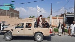 Talebanët duke ngarë një makinë të ushtrisë afgane