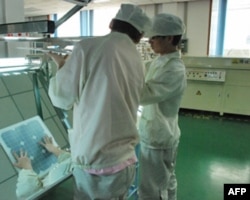 工人在太阳能模组厂工作