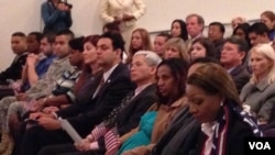 2013年11月13日，新入籍的美国公民（美国之音 陈怡拍摄）