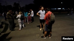 Warga berkumpul di jalan setelah gempa bumi mengguncang Meksiko, 7 September 2017.