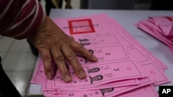 台北一个投票站的工作人员在清点选票。