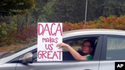 俄勒冈州波特兰市一位女子在车里那种标语，上写“DACA让美国伟大” (2017年9月5日)