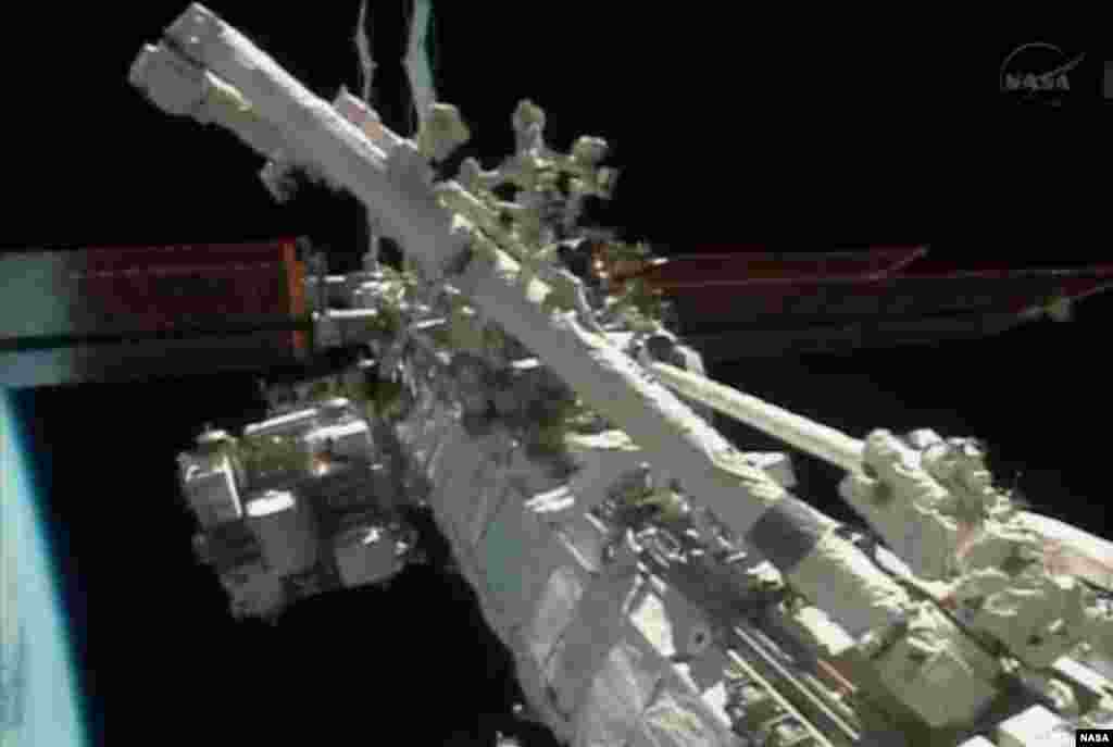 Astronauts Michael Hopkins and Rick Mastracchio perform a series of spacewalks outside the International Space Station in this Dec. 21, 2013 still image taken from a NASA handout video.&nbsp;