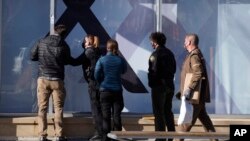 کارمندان بخش جنایی دنور، مرکز ایالت کلرادو،‌ هنگام بررسی محل گلوله‌باری 