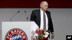Le président du Bayern Uli Hoeness en train de quitter le podium après un discours à la réunion générale annuelle de Bayern Munich en Allemagne, le 25 novembre 2015.