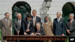 توافق صلح خاورمیانه: شیمون پرز توافق صلح خاورمیانه را امضا می کند. بیل کلینتون رئیس جمهوری وقت آمریکا، یاسر عرفات رئیس سازمان آزادیبخش فلسطین، اسحق رابین نخست وزیر وقت اسرائیل حاضرند. سپتامبر ۱۹۹۲ 