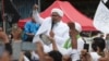 Rizieq Shihab, pemimpin FPI yang kini ditahan, berpidato di hadapan pendukungnya di Jakarta (foto: dok). Pemerintah melarang penggunaan simbol dan kegiatan Front Pembela Islam (FPI).