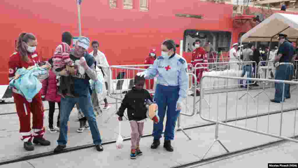 እቶም ፍልሰተኛታት ካብ ሊብያ ውጽእ ምስ በሉ ናይ ርድኡና ጻውዒት ናብ ሰበስልጣን ኢጣልያ ከምዘመሓላለፉ፡ ሰበስልጣን ሕብረት ኤውሮጳ ንቪኦኤ ገሊጾም። 