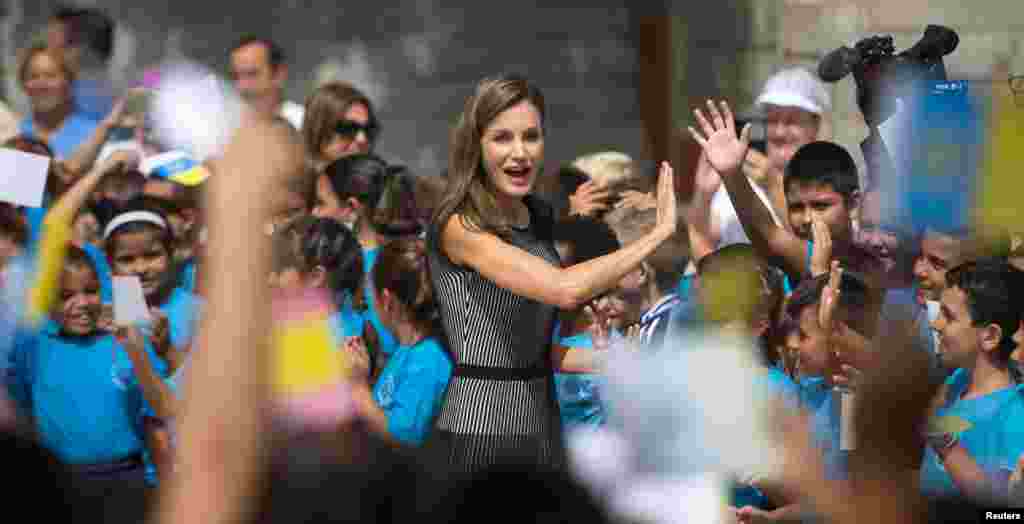 ម្ចាស់ក្សត្រី​អេស្ប៉ាញ Queen Letizia ត្រូវ​បានទទួល​ស្វាគមន៍កុមារាកុមារី​នៃ​សាលា &laquo;San Matias&raquo; អំឡុង​ពិធី​សម្ភោធ​សាលា​ក្នុង​ទីក្រុង​ La Laguna។