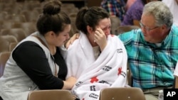 1일 미국 오리건 주 로스버그의 엄프콰 전문대학에서 총격 사건이 발생한 후, 사건 현장에 있었던 학생이 가족과 상봉한 후 울고 있다.