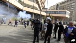 埃及防暴警察向抗议民众燃放催泪弹