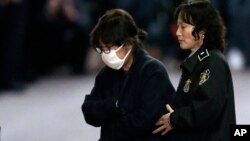 한국 박근혜 대통령의 오랜 친구이며 '비선실세'로 알려진 최순실 씨(왼쪽))가 지난 3일 서울 서초동 서울중앙지법에서 구속 전 피의자심문을 마친 후 호송버스로 가고 있다.