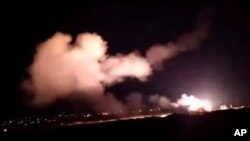 Tirs de missiles dans le ciel près de Damas, en Syrie, mardi 25 décembre 2018. (SANA via AP)