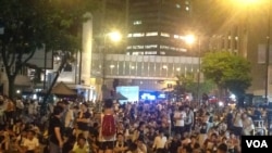 香港学联七一游行后举行公民抗命行动预演占中 (美国之音海彦拍摄)