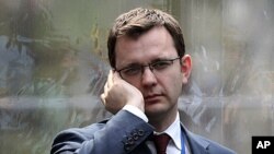 Andy Coulson, mantan juru bicara PM Cameron menjadi terdakwa dalam skandal peretasan telepon oleh tabloid News of the World (foto: dok). 