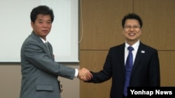 개성공단 남북공동위원회 산하 사무처가 지난달 30일 개성공단 종합지원센터에서 공식 업무를 시작한 가운데, 남측 이주태 사무처장(오른쪽)과 북측 윤승현 사무처장이 악수하고 있다.