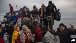 Des migrants arrivent sur l'île de Lesbos, le 16 novembre 2015. (AP Photo/Santi Palacios) 