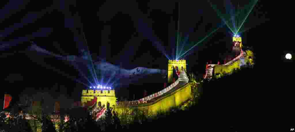 Cahaya sinar laser meramaikan perayaan malam tahun baru 2014 di kawasan Tembok Besar di Beijing, China.