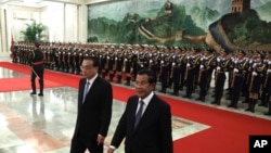 2019年1月22日，柬埔寨首相洪森与中国总理李克强在北京人民大会堂举行的欢迎仪式上。