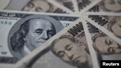 100달러와 1만엔 지폐가 함께 배열된 모습. (자료사진) 일본이 최근 중국을 누르고 세계 최대 미국 국채 보유국이 됐다. 지난 14일 기준금리를 인상한 미 연방준비제도가 긴축 행보 가속화를 시사하면서, 중국 정부가 위안화 가치 방어를 위해 앞으로도 미 국채를 지속적으로 매각할 것이라는 전망이 우세하다. 