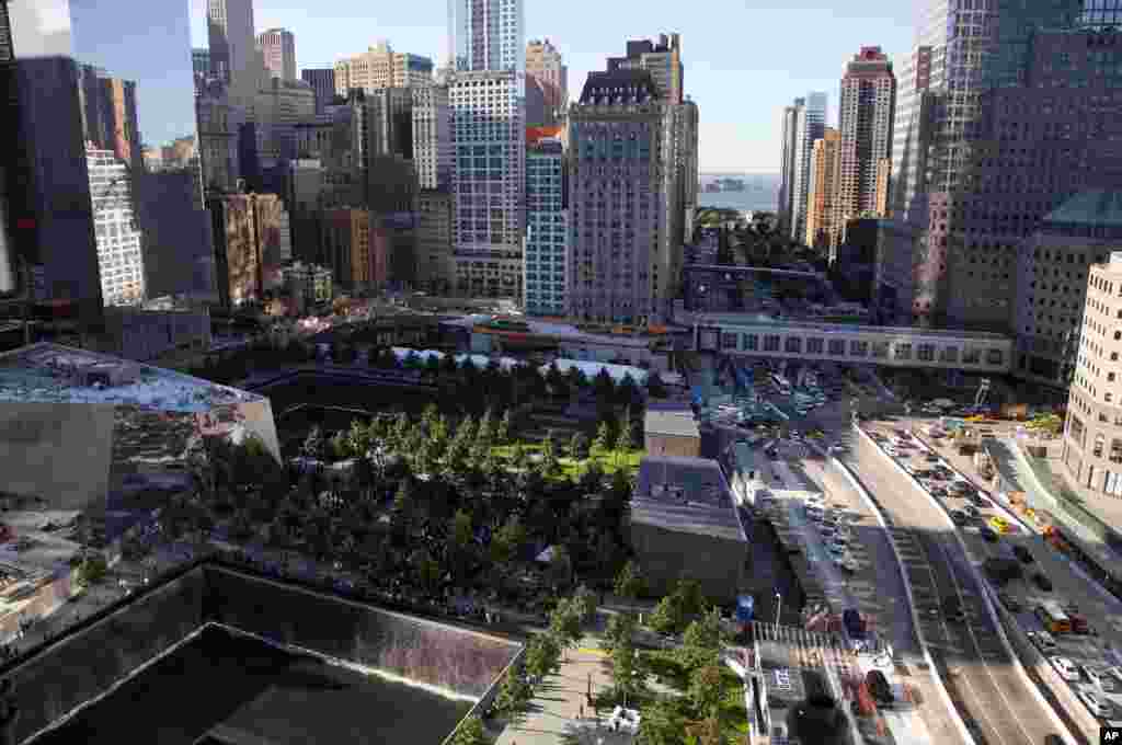 Keluarga dan kerabat menghadiri 11 tahun peringatan tragedi 11 September di New York (11/9).