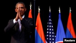 바락 오바마 미국 대통령이 6일 동남아시아국가연합(아세안) 정상회의가 열리는 라오스 수도 비엔티안 국립문화회관에서 연설한 뒤 현지 전통방식으로 인사하고 있다. 