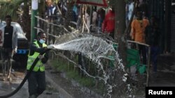 የጤና ባለሞያዎች የኮሮና ቫይረስን ለመከላከል የፅዳት አገልግሎት ሲሰጡ