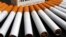 ILUSTRACIJA - Cigarete poređane u krug oko kutije (Foto: AP /Toby Talbot)
