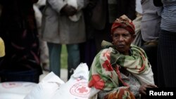 (ፎቶ ፋይል፡ ወላይታ ውስጥ በ2008 በቀይ መስቀል የሚሰጥ እርዳታ እየተቀበሉ)