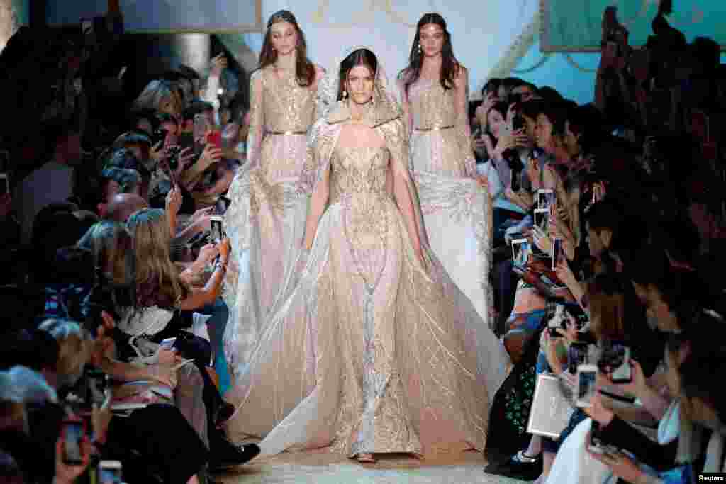 តារាម៉ូដែល​ម្នាក់បង្ហាញម៉ូត​រ៉ូប​អាពាហ៍ពិពាហ៍​ដោយ​អ្នក​ច្នៃម៉ូត​ Elie Saa ដែល​ជា​ផ្នែក​មួយ​នៃ​ម៉ូត​សម្រាប់រដូវកាល​ស្លឹកឈើជ្រុះ​និង​រដូវរងា​២០១៧​និង​២០១៨​នៅ​ក្នុង​ទីក្រុង​ប៉ារីស​ប្រទេស​បារាំង។