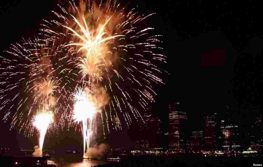 Adooleesss 4, Guyyaan Walabummaa Ameerikaa, magaala Niiwu Yoorkitti oggaa kabajamu