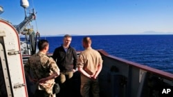 Le secrétaire général de l'OTAN Jens Stoltenberg, à bord d'un navire qui surveillent les côtes turques, le 21 avril 2016. 