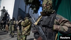 特种部队在乌克兰议会大厦前警戒
