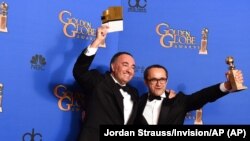 Андрей Звягинцев с продюсером Александром Роднянским после награждения «Золотым глобусом» за фильм "Левиафан". 2015 г.