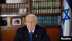 Mantan PM Israel Ariel Sharon saat memberikan pidato melalui televisi di Yerusalem, 15 Agustus 2005 (Foto: dok).
