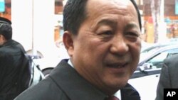 지난해 7월 뉴욕 방문을 마치고 북한으로 돌아가기 전에 기자들과 만난 리용호 북한 외무성 부상. (자료사진)