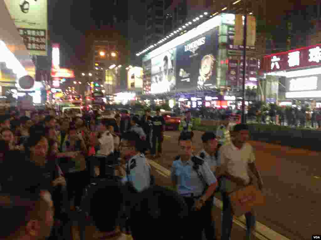 上千港人连续第四晚在旺角聚集争真普选(美国之音海彦拍摄)