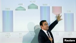 Carlos Ghosn, chairman dan CEO Renault-Nissan Alliance, memberikan keterangan dalam konferensi pers di Yokohama, Jepang (12/5). 