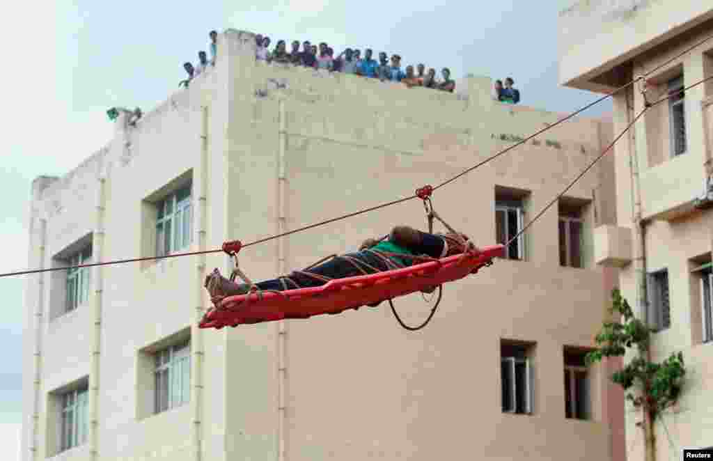 អ្នក​តំណាង​ជា​ជនរងគ្រោះ​មួយ​រូប​ត្រូវ​បាន​បន្ទាប​តាម​គ្រែ​ស្នែង​នៅ​អំឡុង​លំហាត់​សម​សម្រាប់​ពេល​មាន​គ្រោះ​រញ្ជួយដី​នៅ​ក្រុង Agartala ប្រទេស​ឥណ្ឌា។