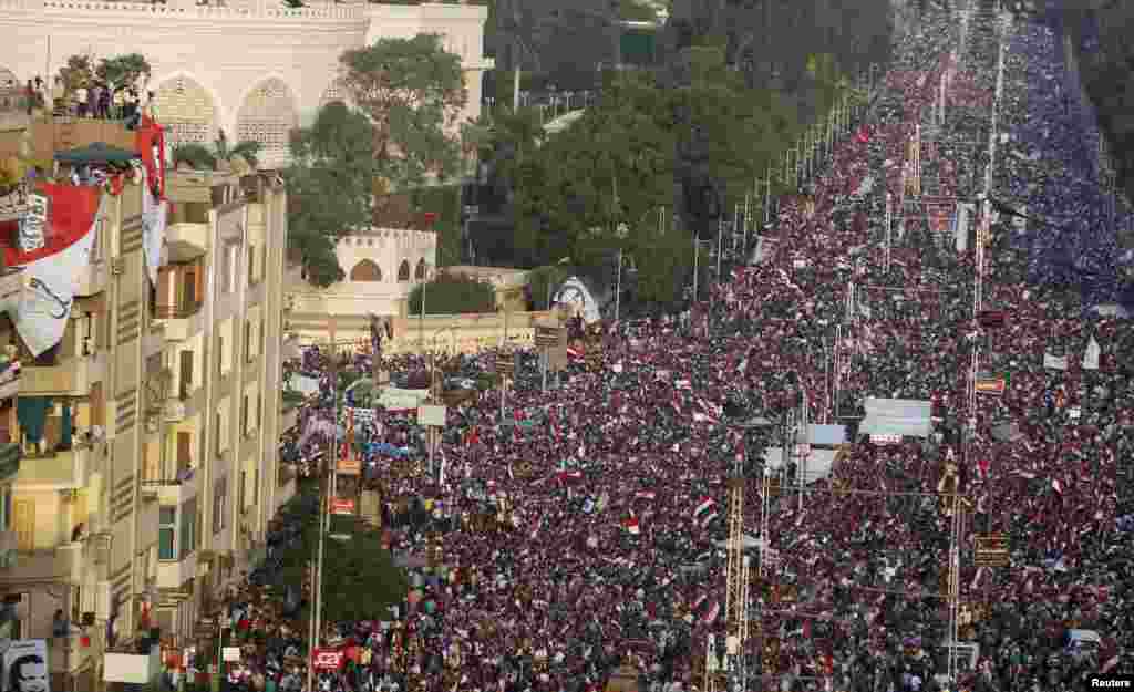 2013年6月30日，埃及抗议者聚集在开罗的总统府前，挥舞国旗，呼喊口号，反对总统穆尔西和他的伊斯兰主义政党穆斯林兄弟会。