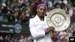 Petenis puteri AS juara turnamen Wimbledon tahun lalu, Serena Williams memulai upaya mempertahankan gelar juaranya di lapangan rumput, setelah menjuarai Perancis Terbuka (foto: dok). 