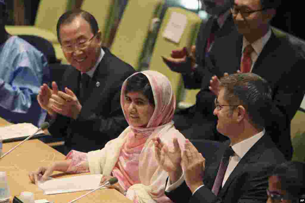 Sekjen PBB Ban Ki-moon, kiri, bertepuktangan saat anggota Majelis Pemuda &lsquo;Malala Day&rsquo; mengucapkan selamat ulang tahun pada Malala Yousafzai, tengah, 12 Juli 2013 di markas besar PBB. 