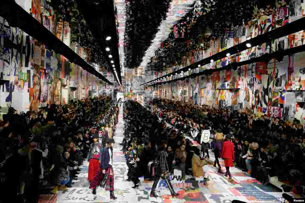 តារា​បង្ហាញ​ម៉ូត​​របស់​អ្នក​ច្នៃម៉ូត​ Maria Grazia Chiuri ក្នុង​កម្មវិធី​បង្ហាញ​ម៉ូត​សម្លៀកបំពាក់​ស្រ្តី​រដូវ​រងារ​និង​រដូវ​ស្លឹក​ឈើ​ជ្រុះ​ឆ្នាំ​២០១៨​និង​២០១៩ ក្នុង​ទីក្រុង​ប៉ារីស​ប្រទេស​បារាំង។