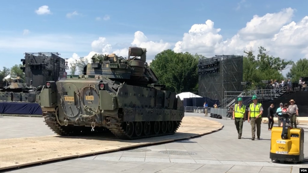 做为7月4日独立日庆典展示，一辆美军布雷德利装甲步兵战车被卸在华盛顿林肯纪念堂附近。(2019年7月3日)