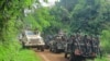 (Photo d’archives) Des soldats des Forces de défense congolaises et des forces des Nations Unies patrouillent dans la zone d'une attaque près de la ville d'Oicha, à 30 km de Beni, en République démocratique du Congo, le vendredi 23 juillet 2021.