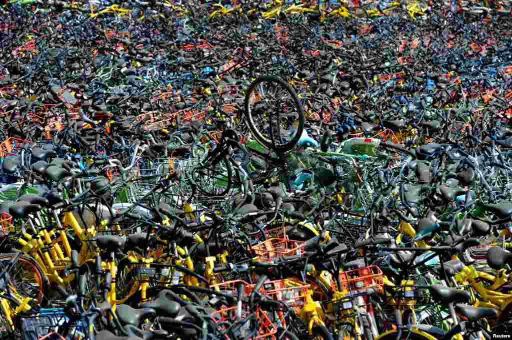 中国湖北省武汉市的一处空地上放满了各种共享自行车（2018年4月7日）。武汉共享单车有70万辆左右，部分路段投放的车辆已远超实际需求。2017年武汉发布共享单车&ldquo;禁增令&rdquo;。针对共享单车挤占人行道、乱停放现象，执法部门扣留违规单车，集中停放。