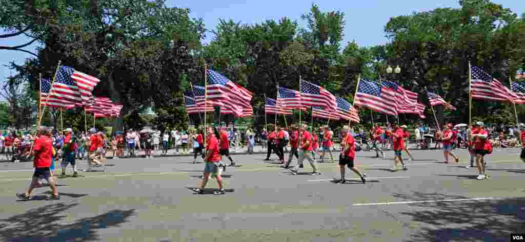 华盛顿独立日庆祝游行街头即景。(2025年7月4日)