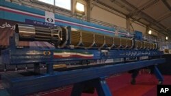 伊朗在德黑兰举行的核成就展览中展示伊朗制造的核燃料设施。（2023年2月8日）