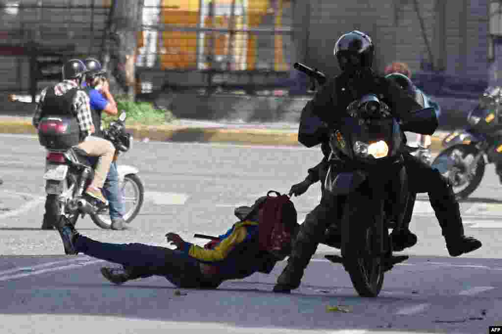 សមាជិក​នៃ​កងសន្តិសុខជាតិ​បាន​ចាប់ខ្លួន​សកម្មជន​ប្រឆាំង​ម្នាក់ក្នុង​បាតុកម្ម​តវ៉ា​រដ្ឋាភិបាល​របស់​ប្រធានាធិបតី​វ៉េណេស៊ុយអេឡា​លោក Nicolas Maduro នៅ​ទីក្រុង​ការ៉ាកាស​កាល​ពី​ថ្ងៃទិ​២៦ មិថុនា ២០១៧។